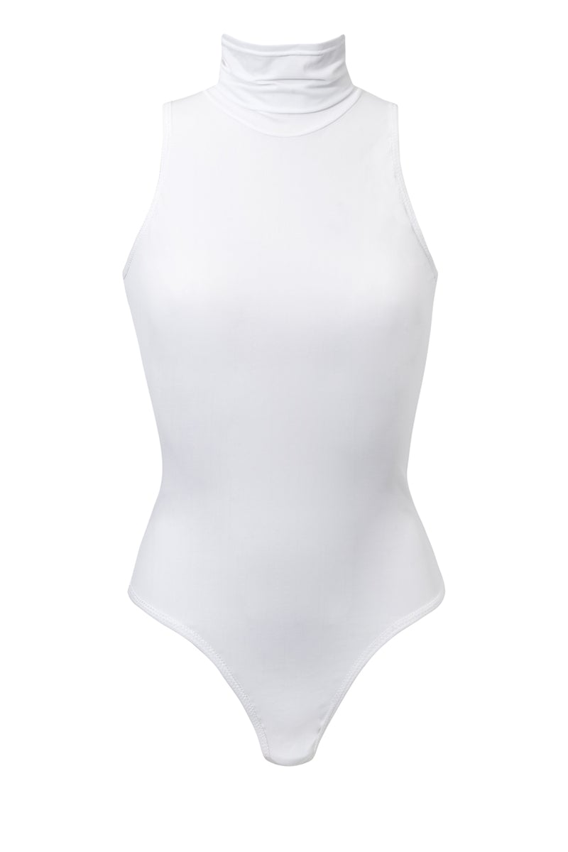 Body Franka K model Allure w kolorze białym, bez rękawów, z eleganckim golfem i dopasowanym fasonem.