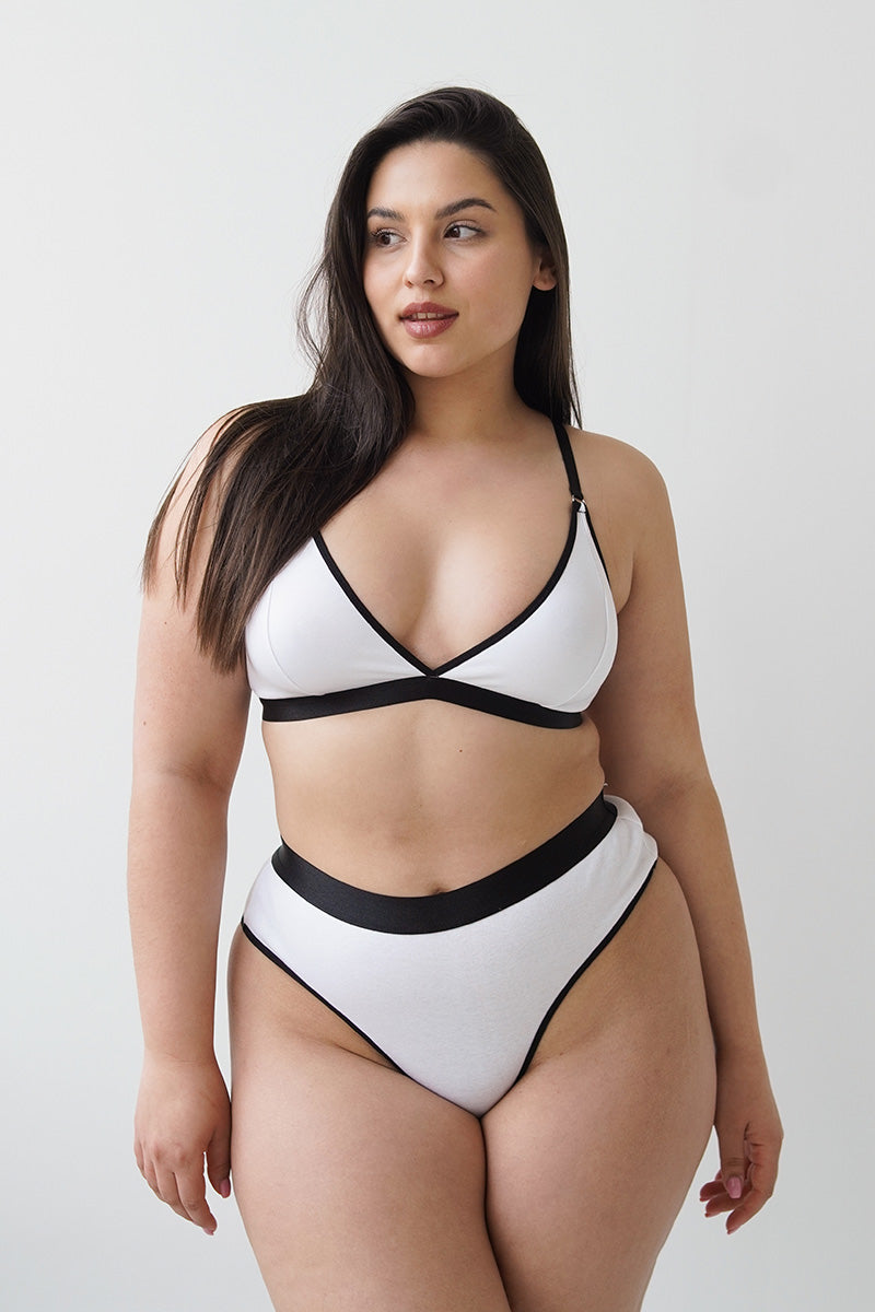 Majtki Franka K model Jeanne w kolorze białym z czarnym wykończeniem, o wysokim stanie i klasycznym kroju.