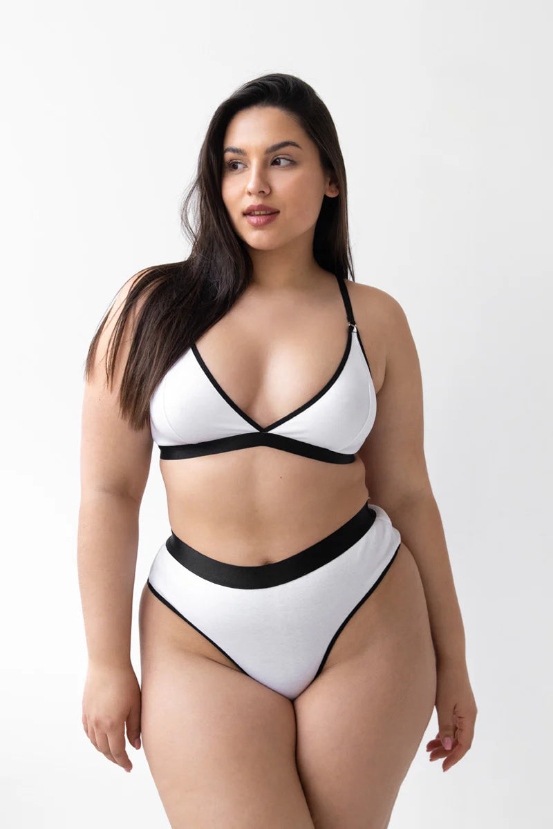 Bawełniany stanik Franka K model Jeanne w kolorze białym z czarnym wykończeniem, o miękkim kroju i klasycznym zapięciu.