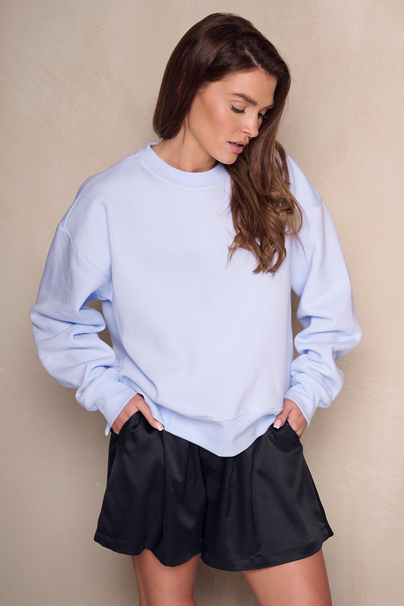 Bluza Franka K model Tess w kolorze błękitnym, uszyta z miękkiej dzianiny, o klasycznym kroju i sportowym wykończeniu.