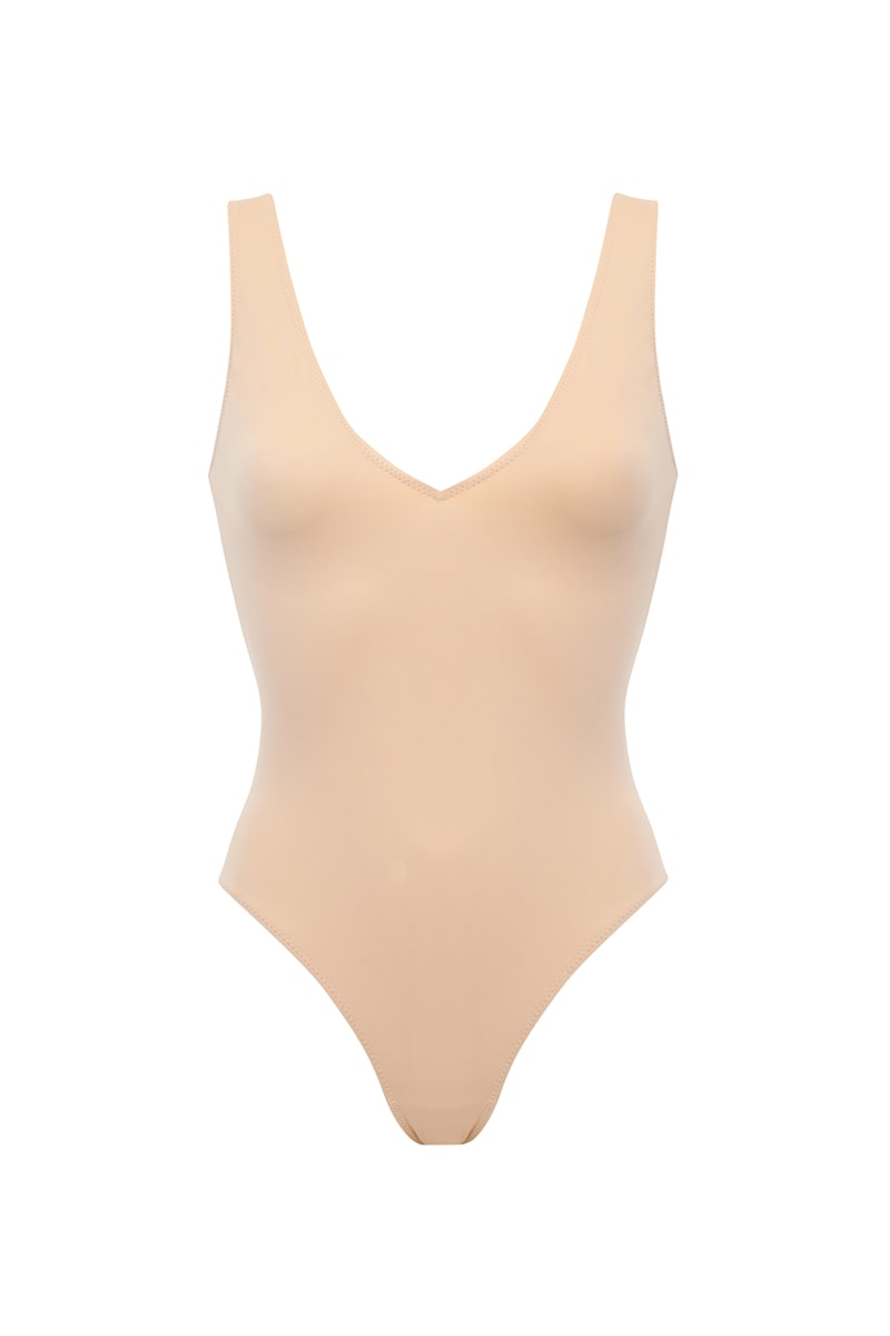 Jednoczęściowy strój kąpielowy Franka K model Aruba w kolorze cielistym, na szerokich ramiączkach.