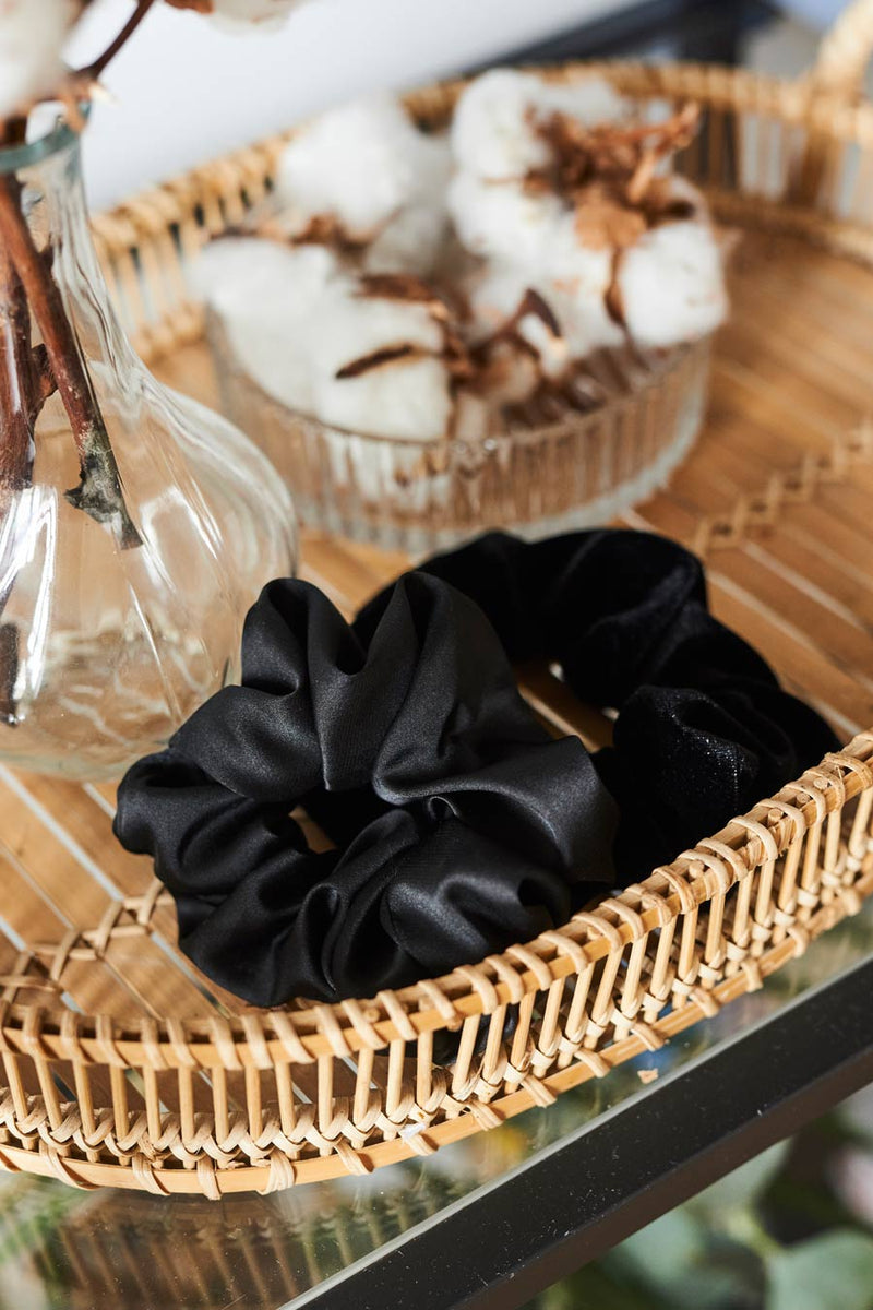 Czarna gumka do włosów Franka K typu scrunchie, wykonana z delikatnej, błyszczącej satyny.