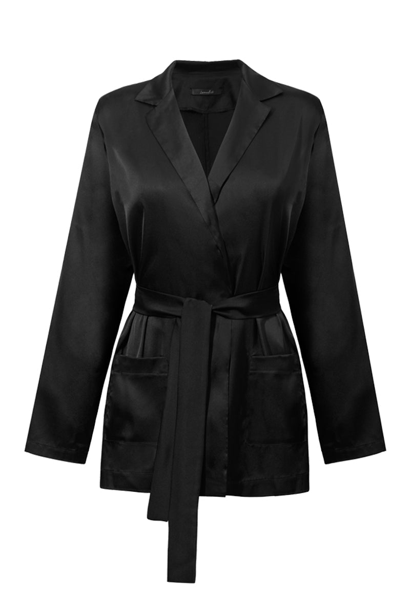 Koszula Franka K model Celeste w kolorze czarnym, wykonana z satyny, o długości do bioder, zaprezentowana w wersji związanej w talii.