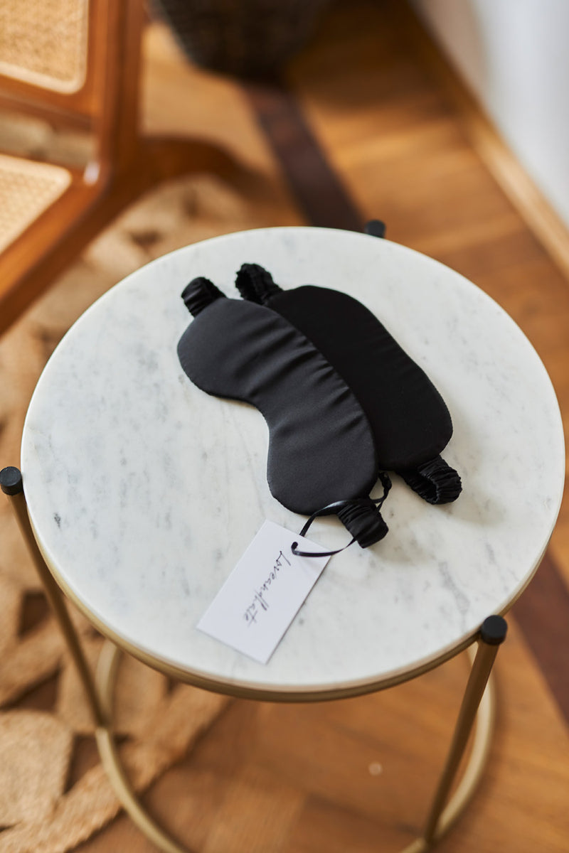 Czarna opaska na oczy Franka K wykonana z delikatnej i przyjemnej w dotyku satyny.