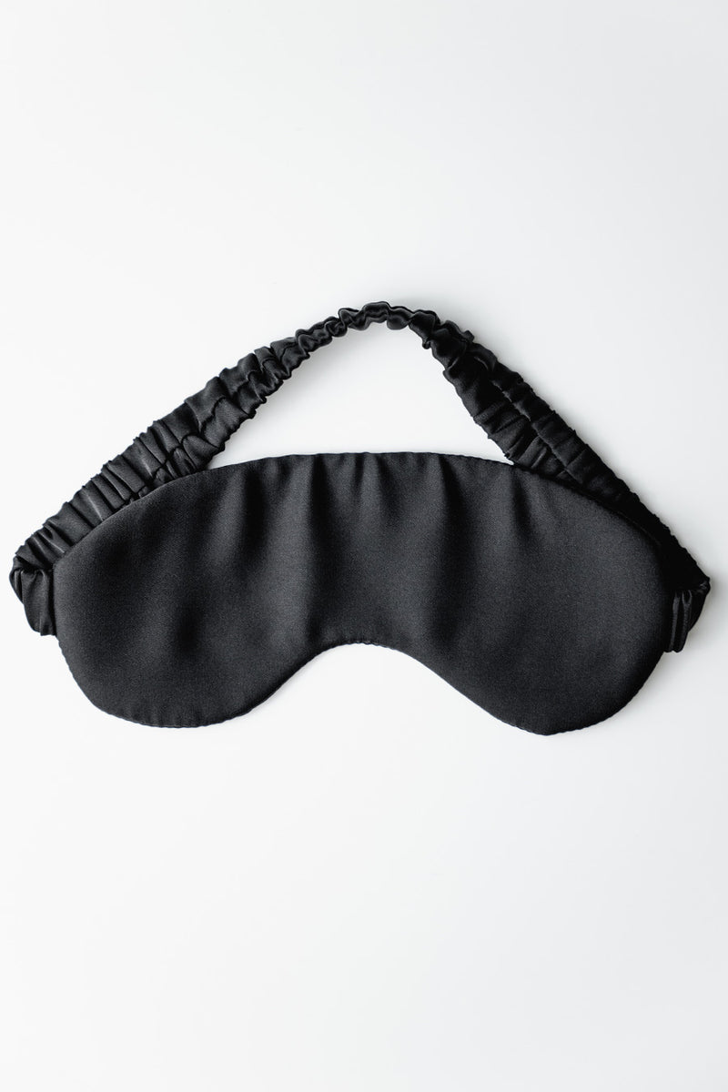 Czarna opaska na oczy Franka K wykonana z delikatnej i przyjemnej w dotyku satyny.