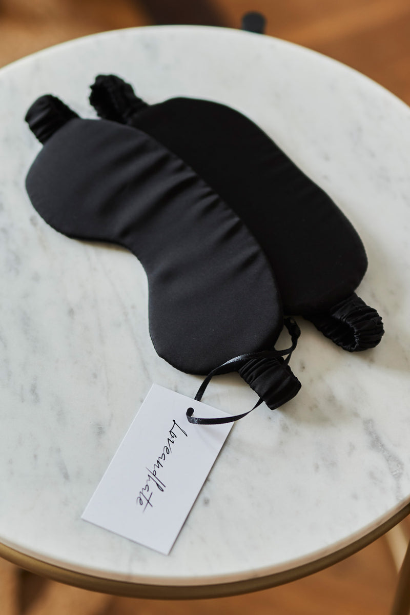 Czarna opaska na oczy Franka K wykonana z delikatnej i przyjemnej w dotyku satyny.