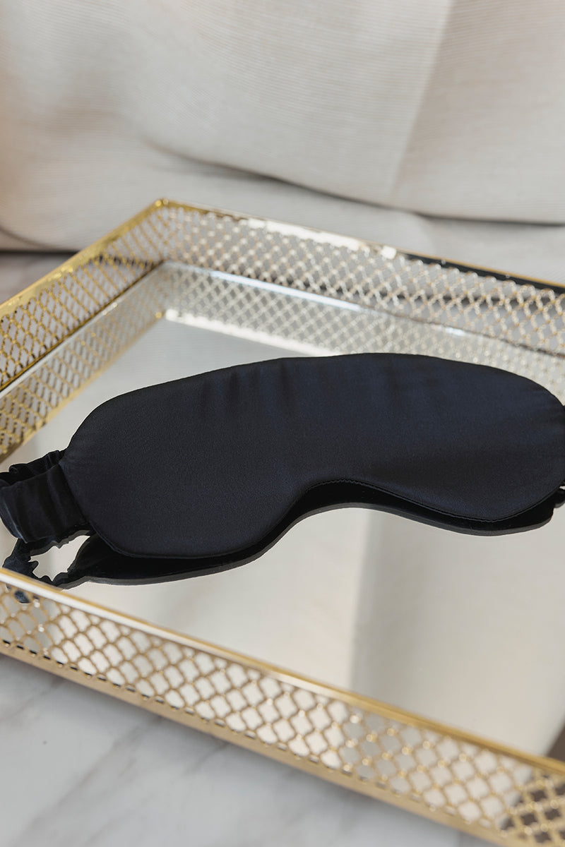 Czarna opaska na oczy Franka K wykonana z delikatnej i przyjemnej w dotyku satyny.