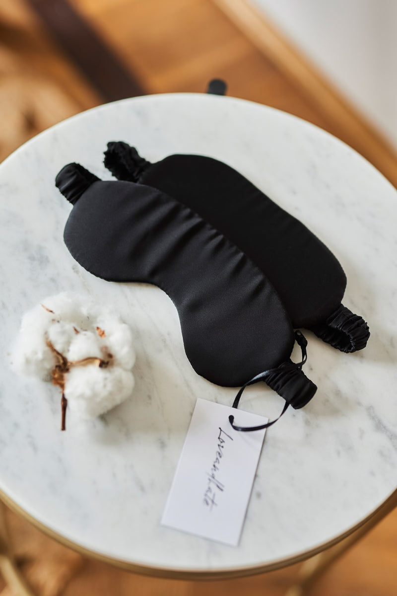 Czarna opaska na oczy Franka K wykonana z delikatnej i przyjemnej w dotyku satyny.