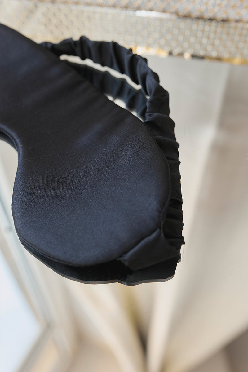 Czarna opaska na oczy Franka K wykonana z delikatnej i przyjemnej w dotyku satyny.