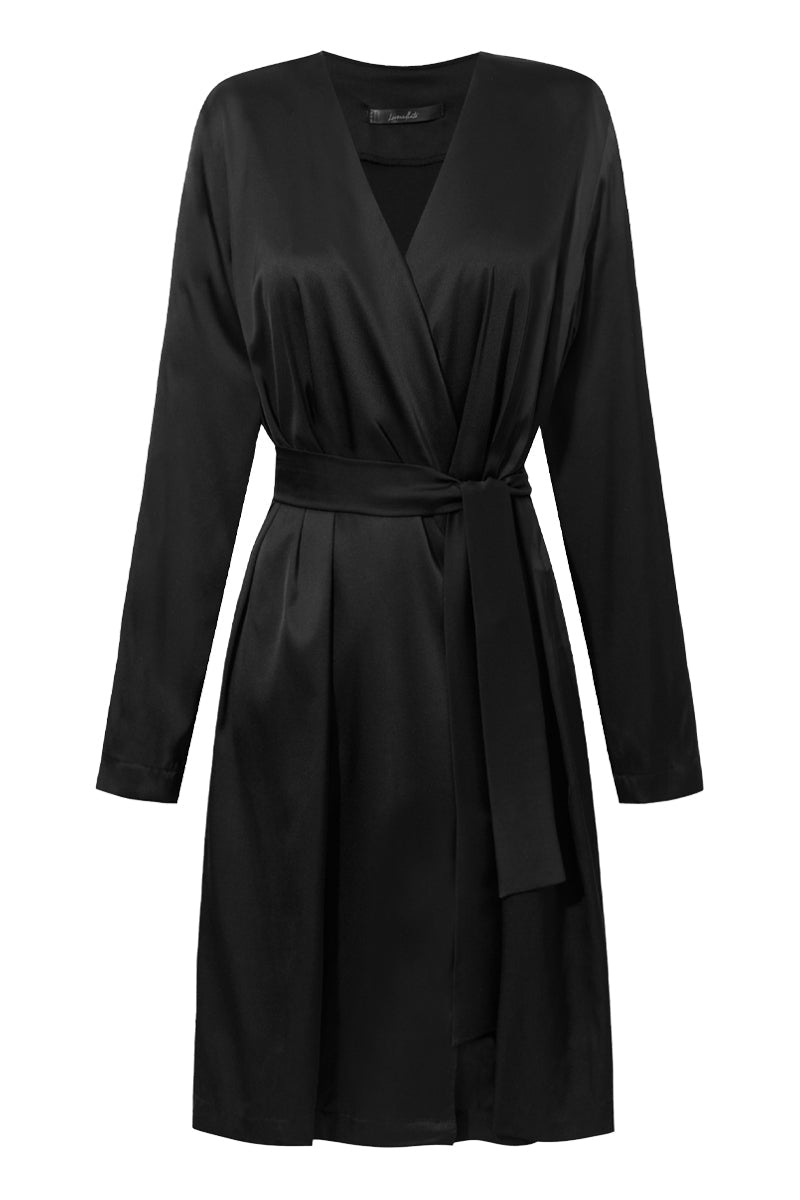 Satynowa sukienka Franka K model Lena w kolorze czarnym, wiązana paskiem w talii.