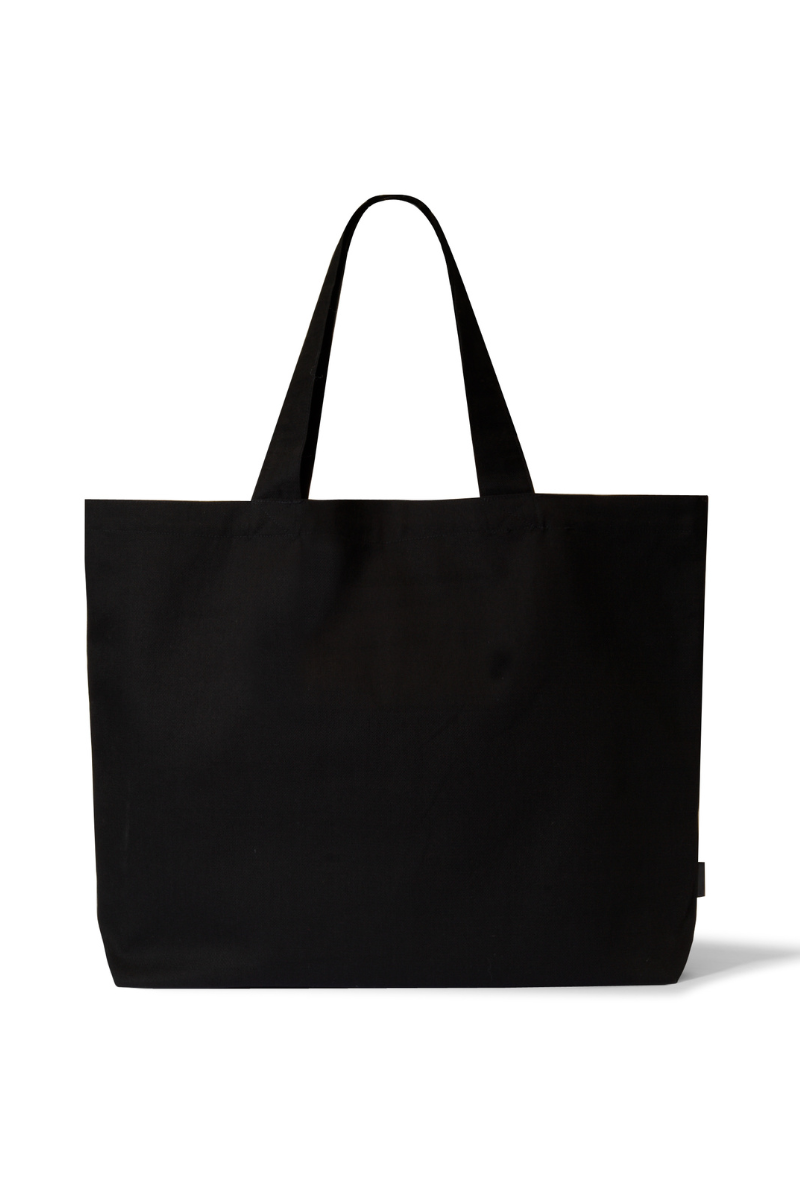 Czarna torba shopper Franka K o dużym formacie, przeznaczona do noszenia na ramieniu, z wewnętrzną kieszonką i długimi uchwytami.