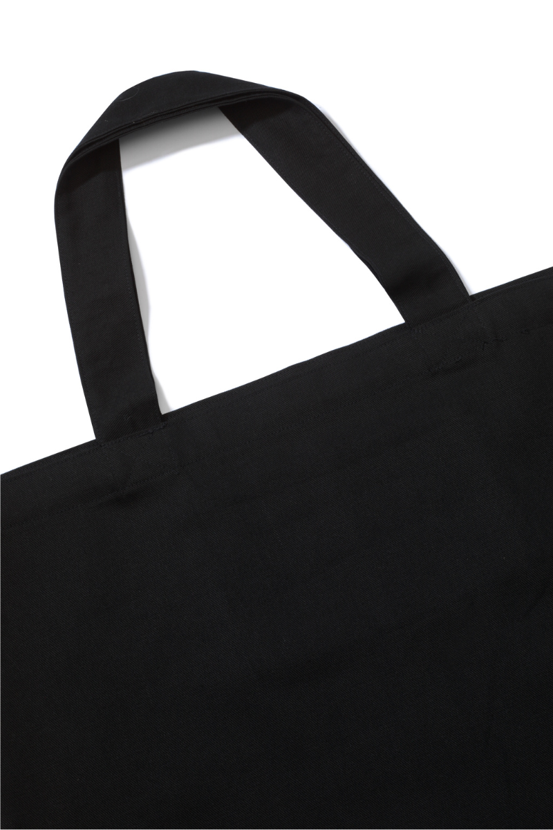 Czarna torba shopper Franka K o dużym formacie, przeznaczona do noszenia na ramieniu, z wewnętrzną kieszonką i długimi uchwytami.