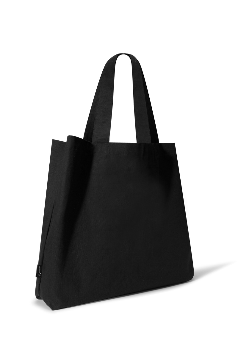 Czarna torba shopper Franka K o dużym formacie, przeznaczona do noszenia na ramieniu, z wewnętrzną kieszonką i długimi uchwytami.