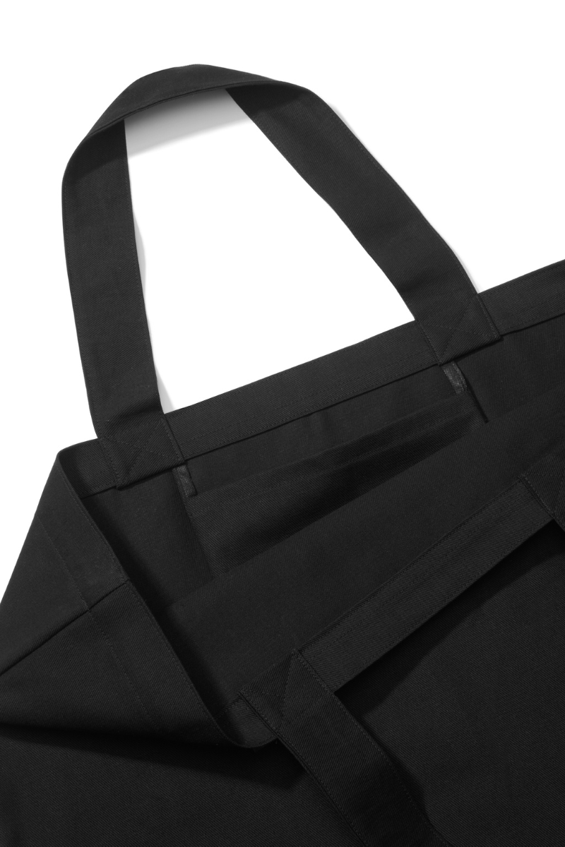 Czarna torba shopper Franka K o dużym formacie, przeznaczona do noszenia na ramieniu, z wewnętrzną kieszonką i długimi uchwytami.