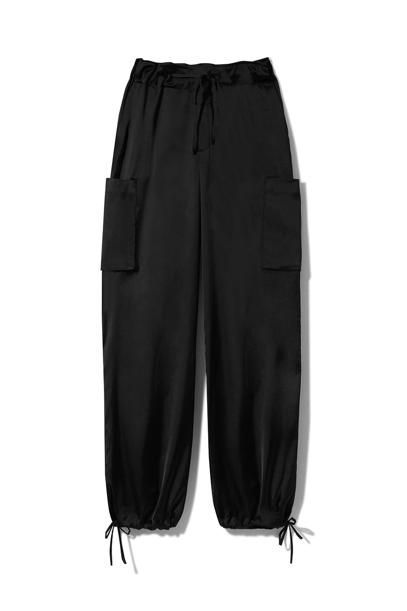 Satynowe spodnie Franka K model Robin w kolorze czarnym, z kieszeniami i nogawkami związanymi u dołu dla podkreślenia sylwetki.