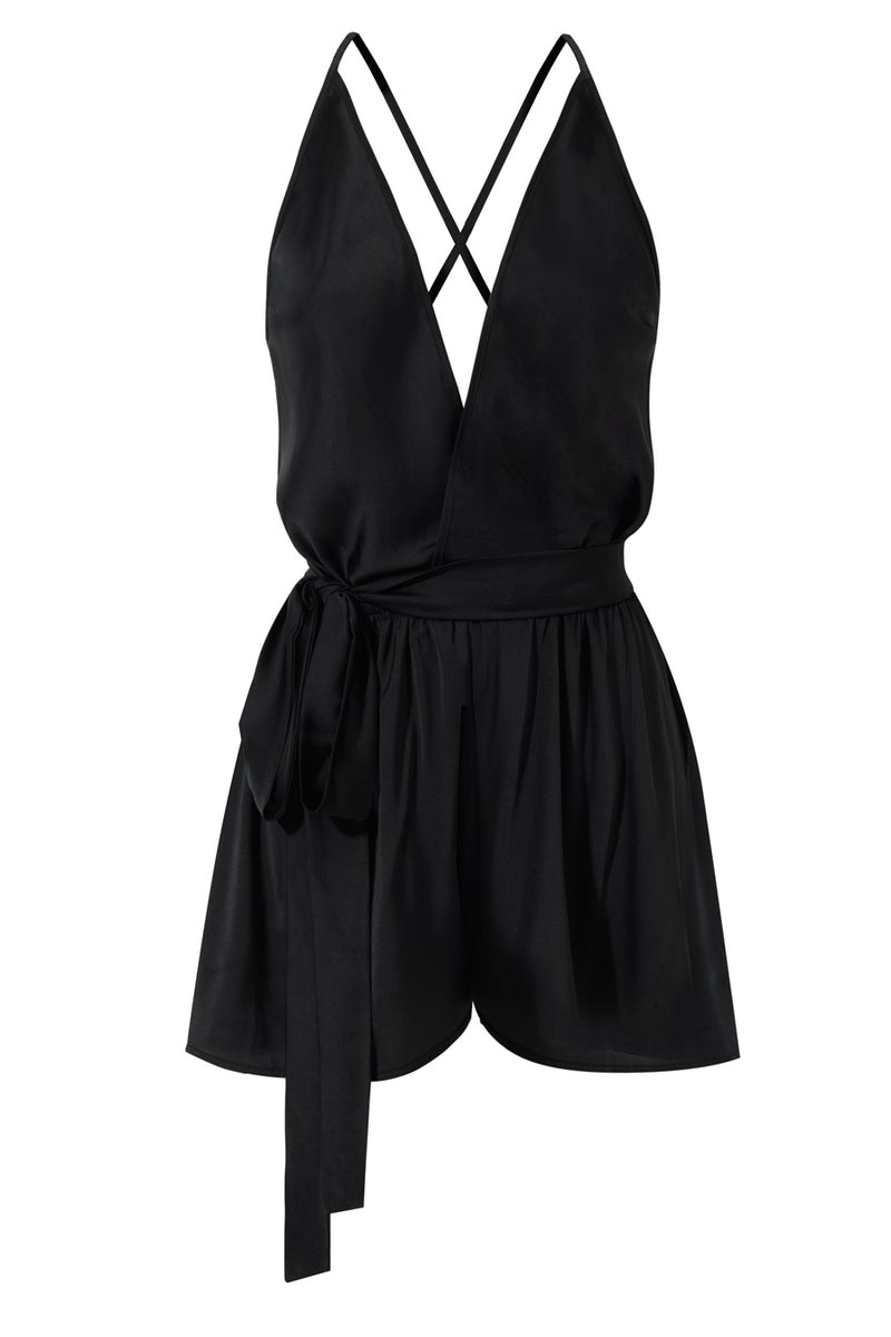 Satynowy kombinezon Franka K model Layla w kolorze czarnym, o luźnym fasonie i krótkich nogawkach.