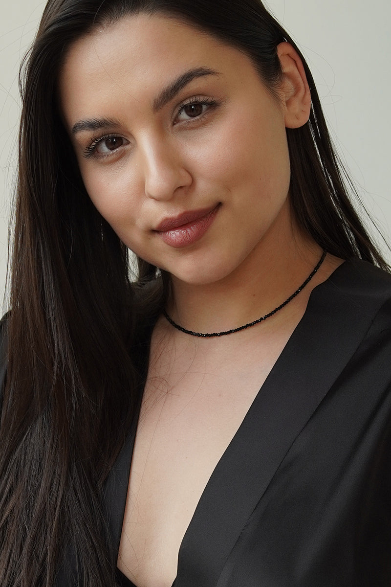 Naszyjnik Franka K model Felice w kolorze czarnym, wykonany z pięknie połyskujących fasetowanych kryształków.