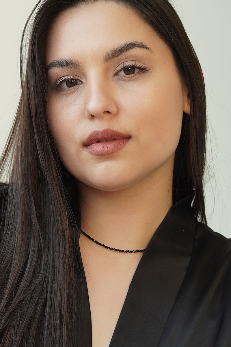 Naszyjnik Franka K model Felice w kolorze czarnym, wykonany z pięknie połyskujących fasetowanych kryształków.