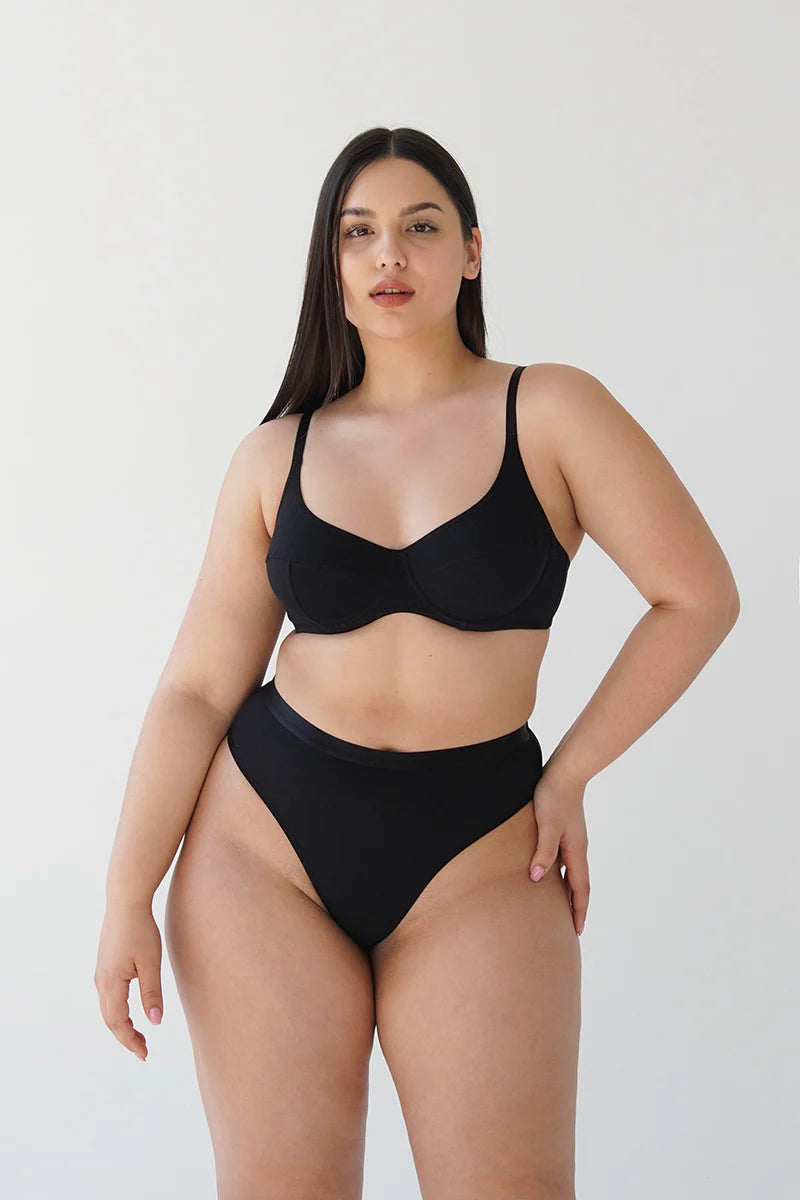 Stanik Franka K model Astrid wykonany z czarnej bawełny, gładki, na fiszbinach, o klasycznym kroju z miękkimi miseczkami.