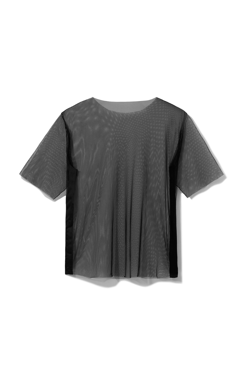 T-shirt Franka K model Aurora w kolorze czarnym, wykonany z transparentnej siateczki, o dopasowanym fasonie i krótkim rękawie.
