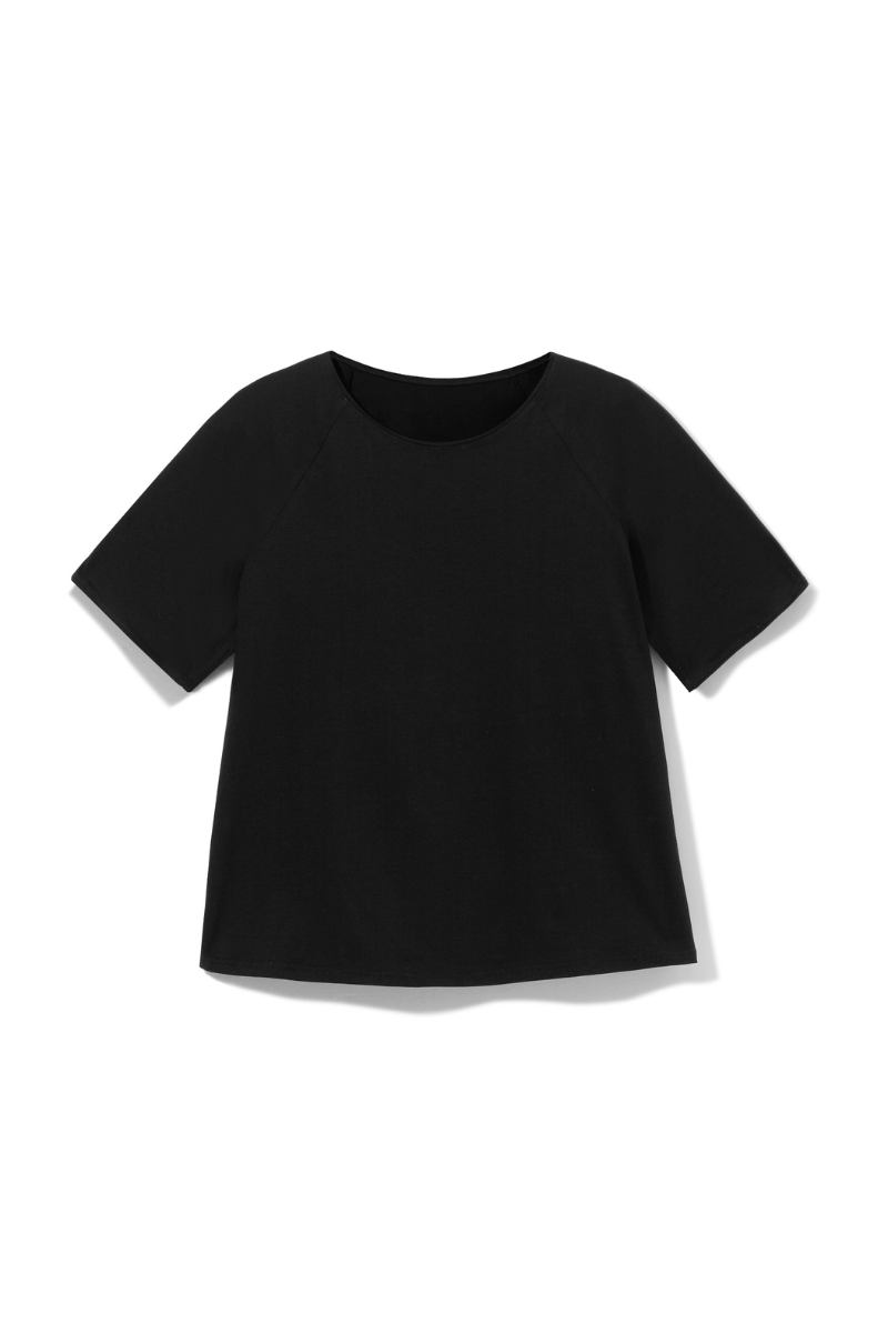 T-shirt Franka K model Marija w kolorze czarnym, z rękawem reglanowym i klasycznym okrągłym dekoltem.