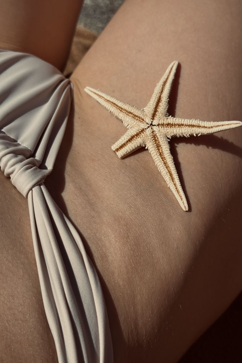 Dół od bikini Franka K model Kirei w kolorze perłowym, ozdobiony marszczeniami.