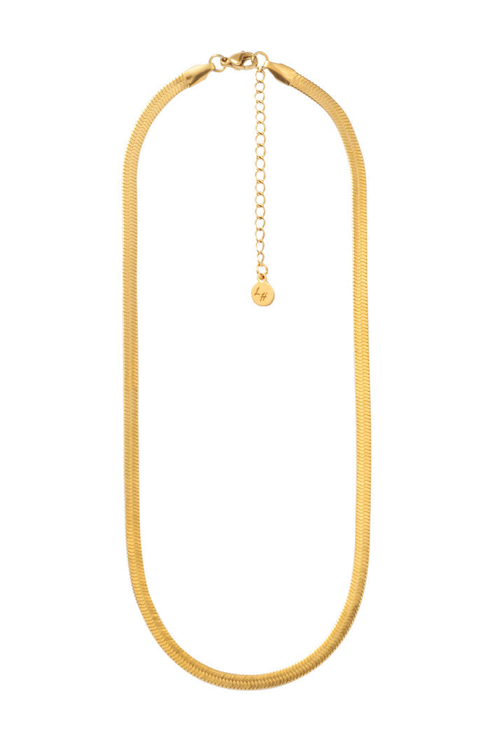 Naszyjnik Franka K model Vipera, typu żmijka, w złotym kolorze, o subtelnym połysku i eleganckim oplocie przypominającym wężową skórę.