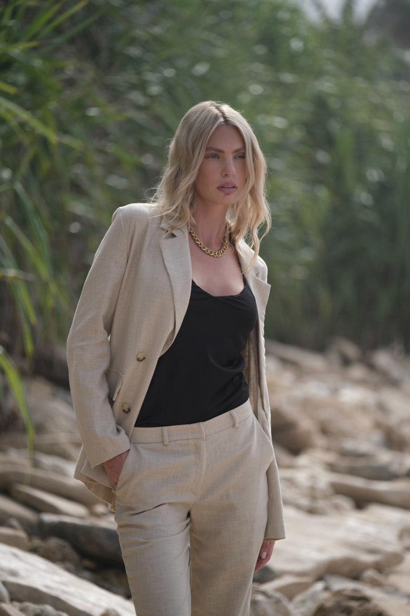 Spodnie garniturowe Franka K model Diana w kolorze beżowym, o fasonie smart casual i eleganckim, lekko zwężanym kroju.
