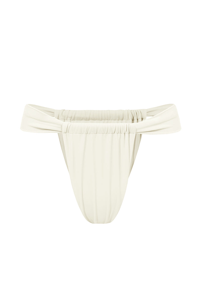 Dół od bikini Franka K model Kirei w kolorze ecru, ozdobiony marszczeniami.